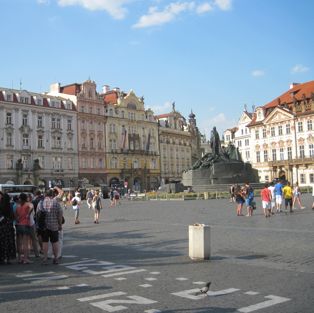 31-Praga-Piazza della città vecchia e monumento s Jan Hus